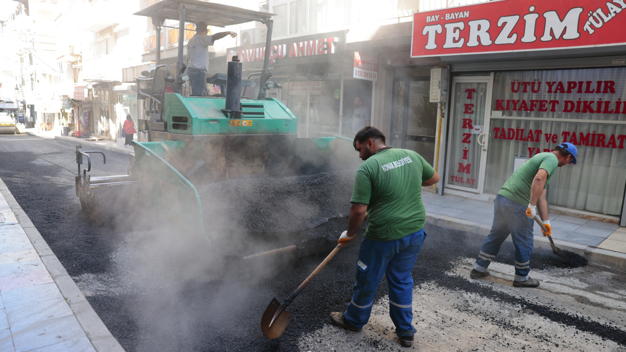 Konak’ta asfalt seferberliği devam ediyor