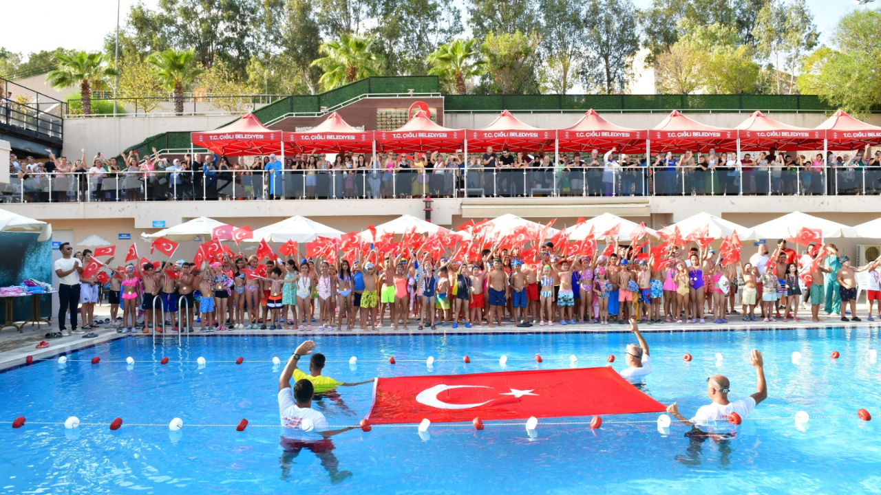 Çiğli Belediyesi’nden yüzme şenliği ve madalya töreni