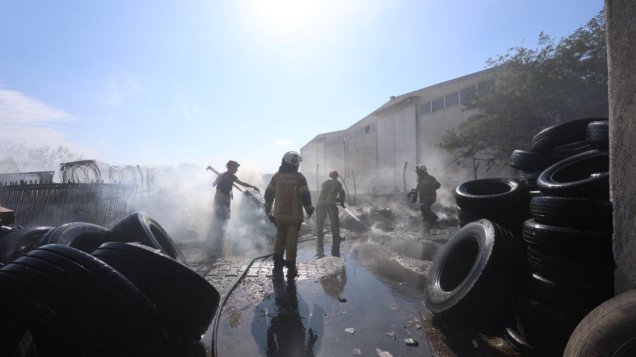 İzmir İtfaiyesi lastik deposu çevresindeki yangını söndürdü