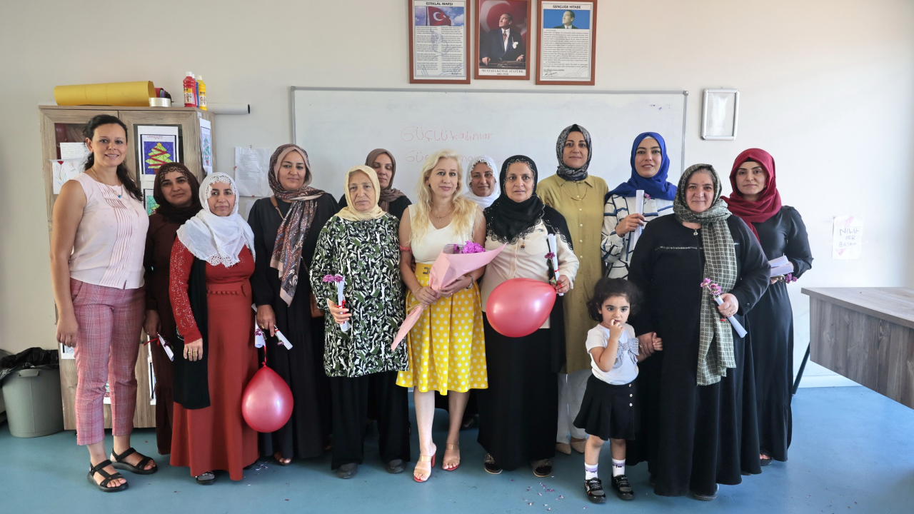 Konak’ta okur-yazar kadınların gurur günü