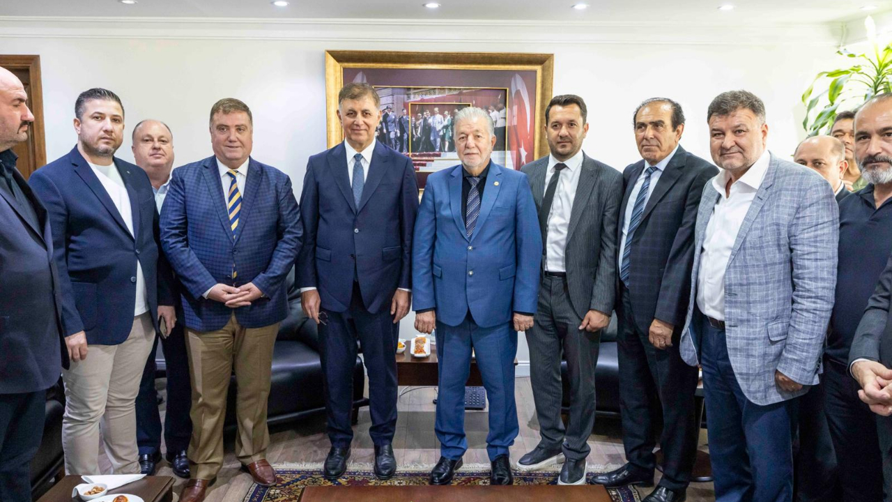 Başkan Tugay İEOSB yönetimi ile bir araya geldi “Bütün sorunların üzerine kararlı şekilde gidiyoruz”