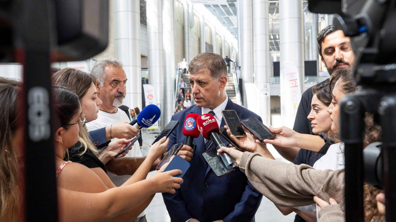 Başkan Tugay basın mensuplarının sorularını yanıtladı: “Şehrin her tarafında herkese hizmet için çalışıyoruz”