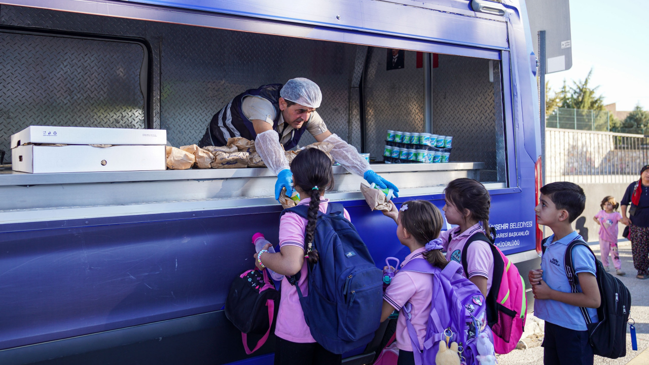 İzmir Büyükşehir Belediyesi’nin beslenme paketi projesi sürüyor