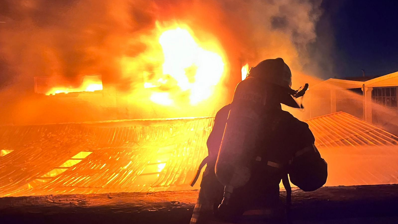 İzmir İtfaiyesi fabrikayı saran alevleri söndürdü