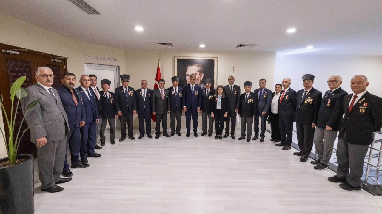 Başkan Tugay gazileri ağırladı “Sizi ailem gibi görüyorum”