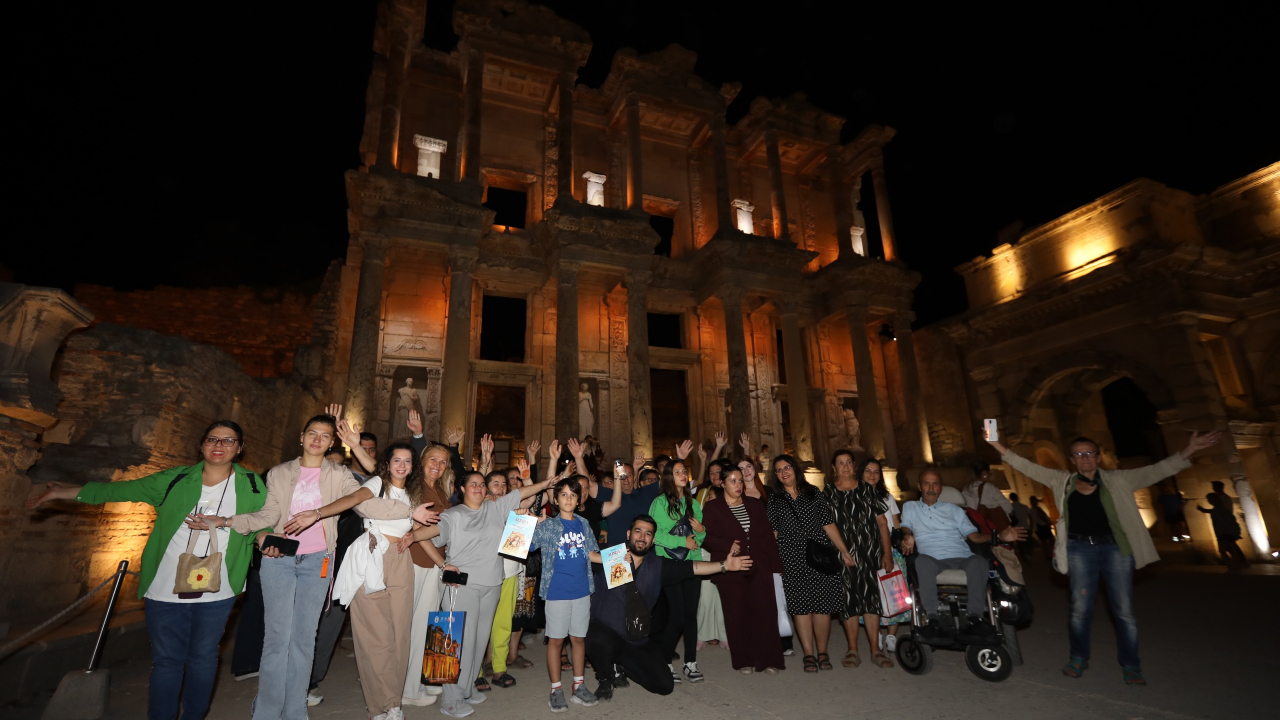 Efes Selçuk Belediyesi’nden Engelsiz Bireylere Efes&#039;te Gece Yolculuğu
