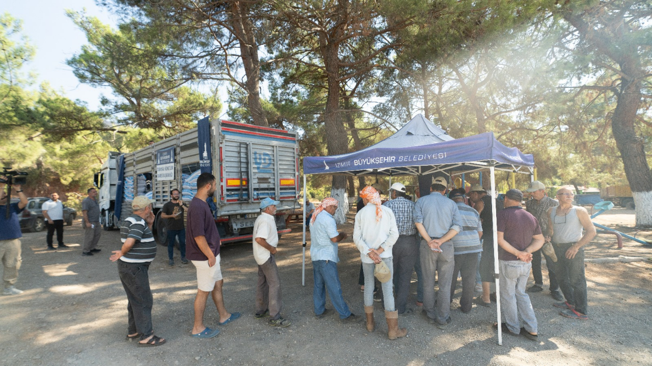 Büyükşehir’den yanan köylere 40 tonluk yem desteği