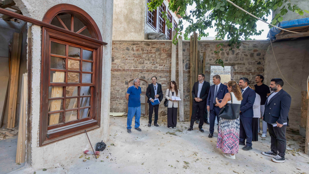 İzmir’in tarihi yapıları gün yüzüne çıkıyor