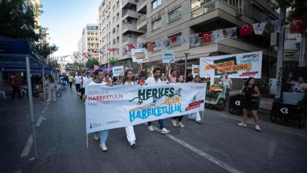 İzmir’de yayalar Otomobilsiz Kent Günü’nün keyfini sürdü