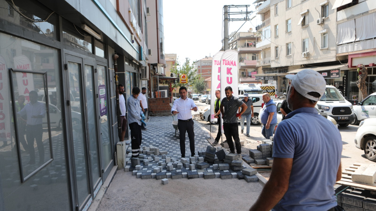 Bayraklı'da yol yenileme çalışmaları hız kesmiyor