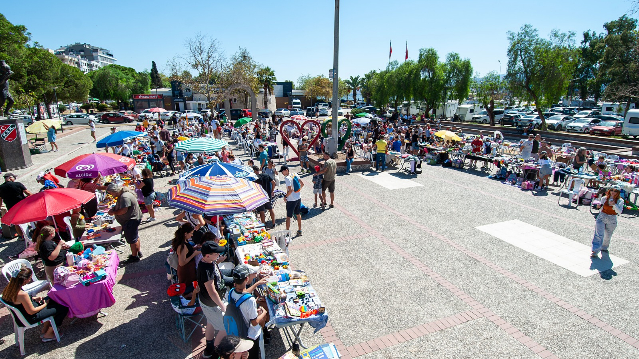 Karşıyaka’da ‘Çocuklar için 2. El Pazarı’na yoğun ilgi