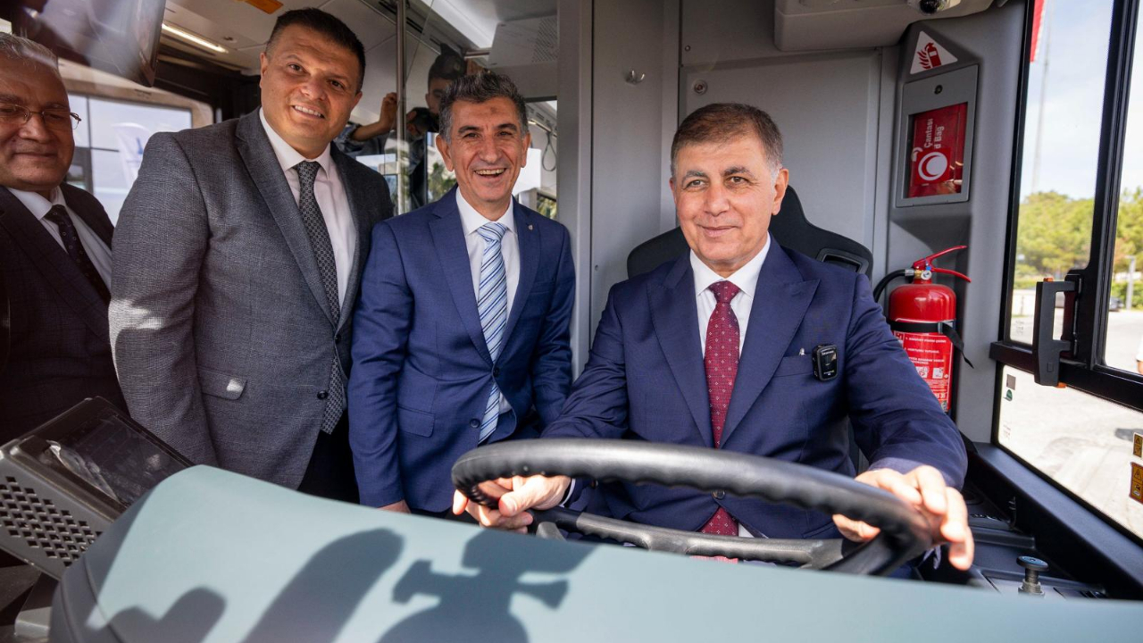 Kadın şoförlerin kullandığı bu otobüsler enerjisini rüzgar ve güneşten alacak