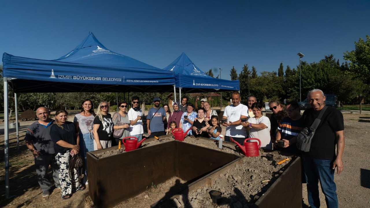 Minik eller toprakla buluştu