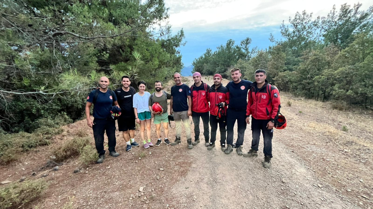 İzmir İtfaiyesi kayalıklarda mahsur kalan üç genci kurtardı
