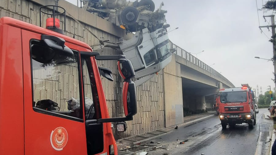 İzmir İtfaiyesi kaza sonrası viyadükte asılı kalan tır şoförünü kurtardı