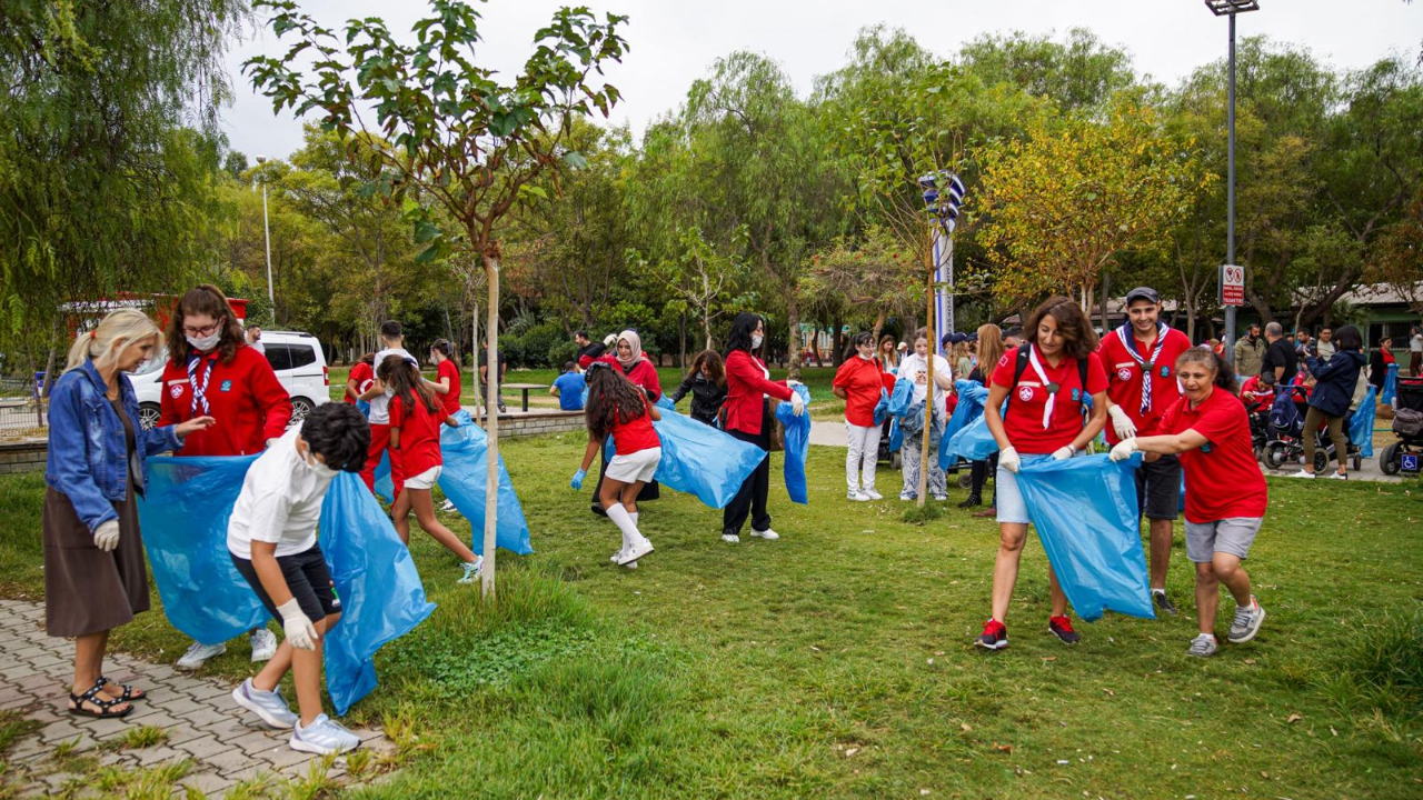 İzmirlilerden dünya rekoru için kıyı temizliği
