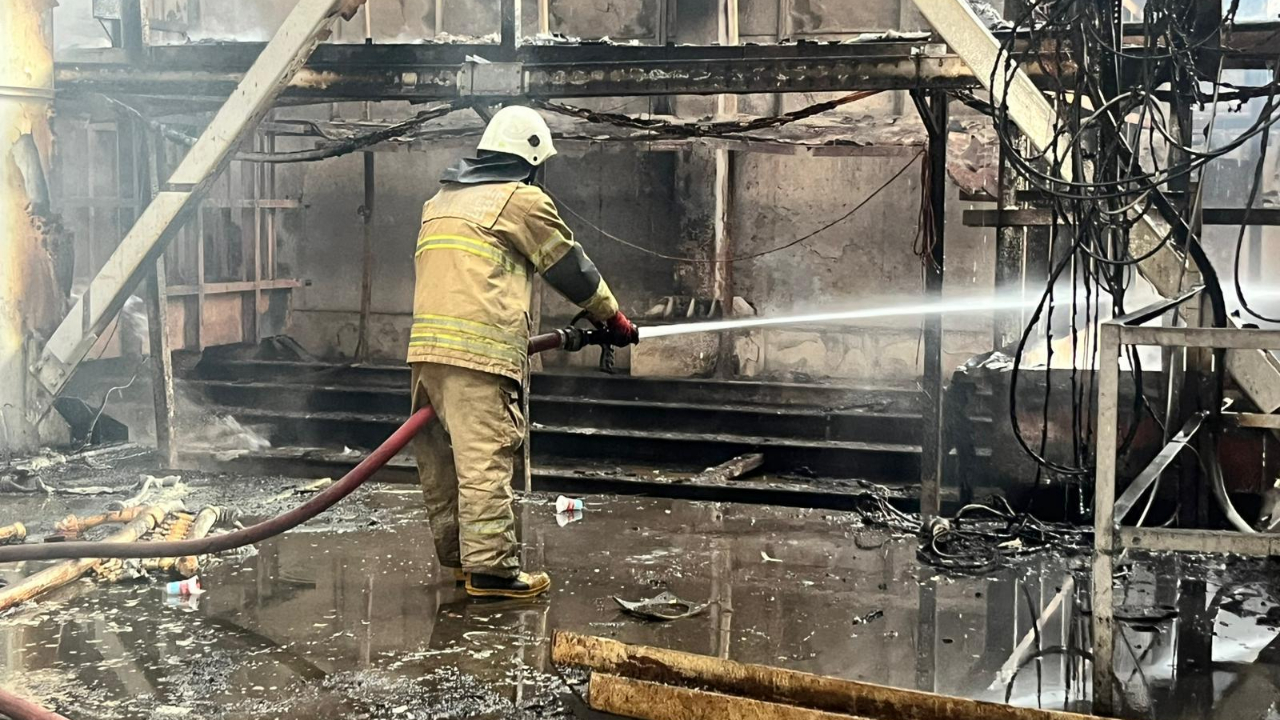 İzmir İtfaiyesi, ALOSBİ’deki fabrika yangınına müdahale etti