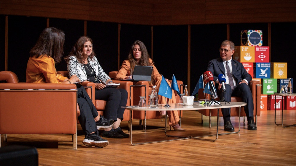 Çeşme Belediye Başkanı Lâl Denizli, İzmir Büyükşehir Belediyesi Kurumsal Sürdürülebilirlik Raporu Lansmanında konuştu