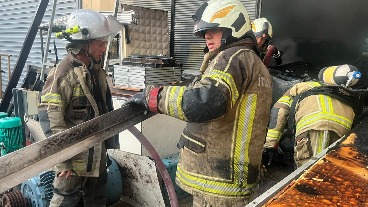 İzmir İtfaiyesi, Bornova’daki iş yeri yangınını kontrol altına aldı