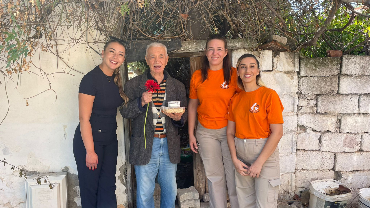 Yaşlılar Haftası'nda Güzelbahçeli gençlerden anlamlı ziyaretler