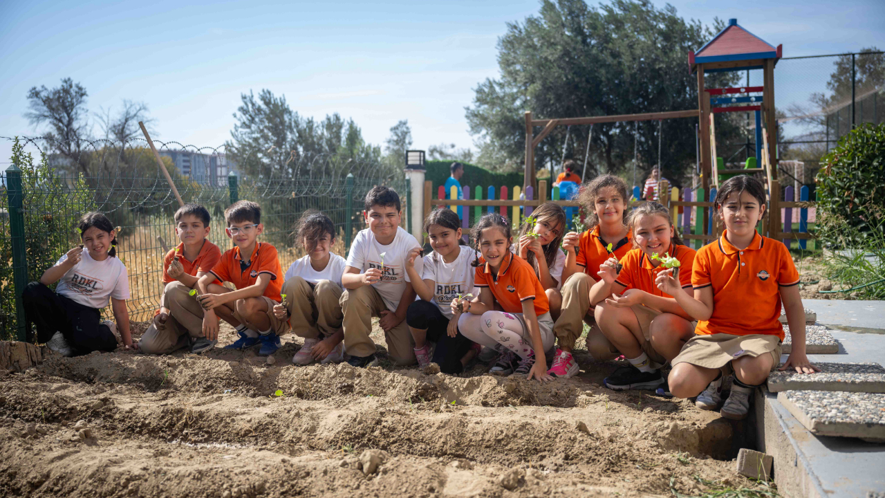 Bornova’da minik eller toprakla buluştu