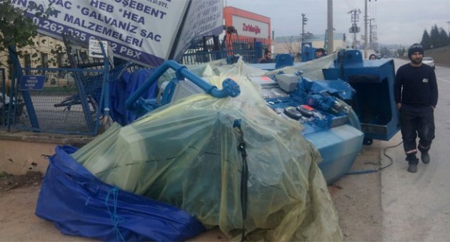 20 tonluk gemi motoru yola savruldu