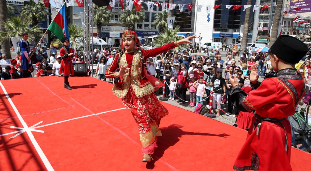 23 Nisan coşkusu Karşıyaka'yı sardı