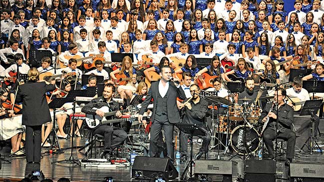 300 çocukla sahnede