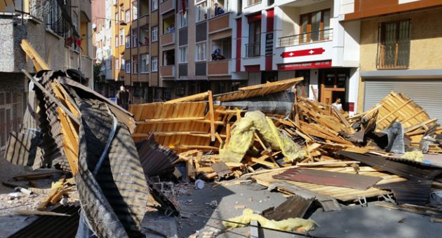 5 katlı binanın çatısı uçtu