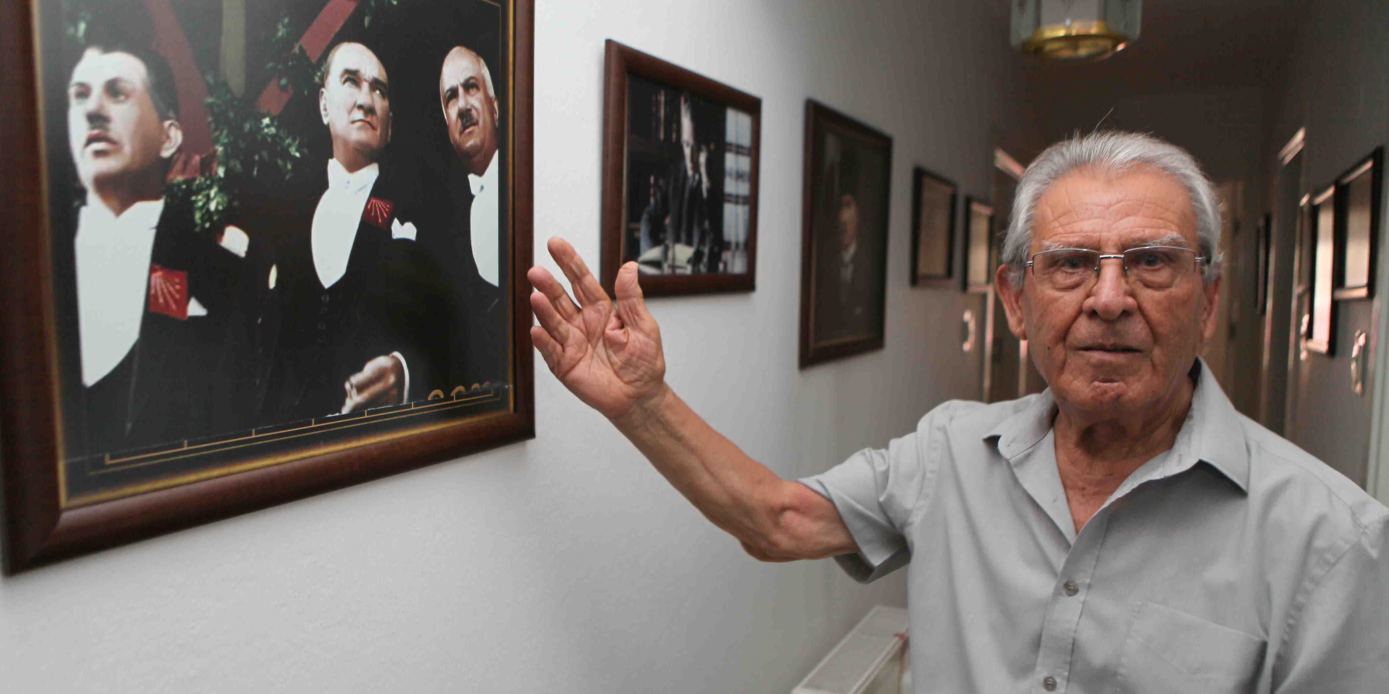 60 Atatürk portresini Bayraklı'ya bağışladı