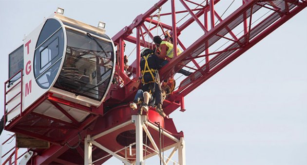 60 metrelik vinçte kurtarma operasyonu