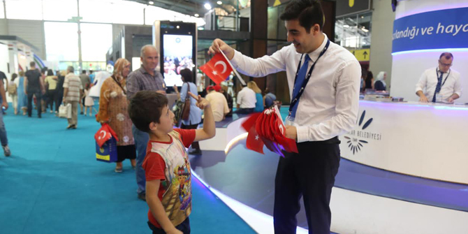 85. İEF'te Karabağlar Bayrak Dağıttı