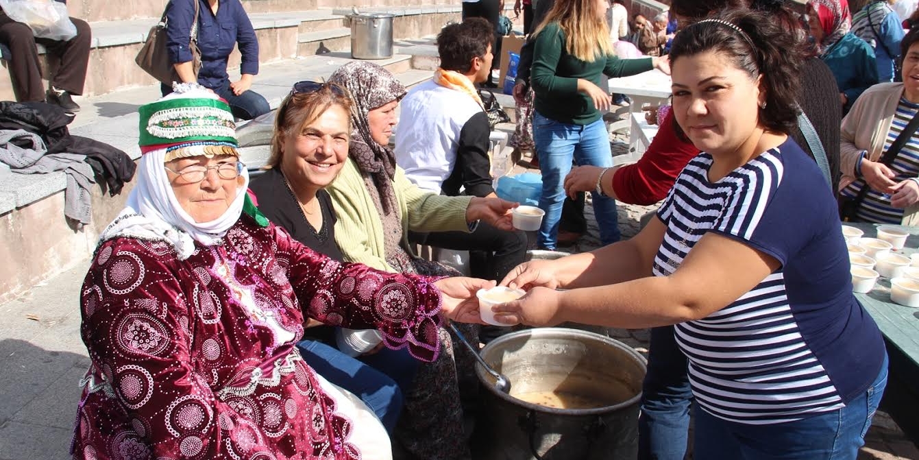 ''8. Aşure Hayrı'' etkinliği Bergama'da Yapıldı