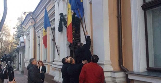 AB'de Kriz: Cumhurbaşkanı Bayrağı İndirtti