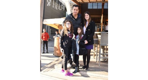 Acun Kızlarıyla Hasret Giderdi