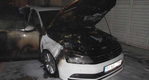 Adana'da 3 otomobil kundaklandı