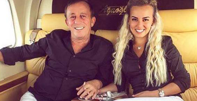 Ağaoğlu Genç Sevgilisine Jest Yaptı