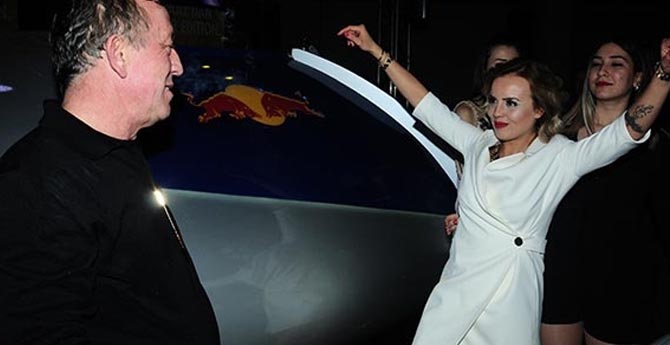 Ağaoğlu'nun Sevgilisinden Elektrik Faturası İsyanı