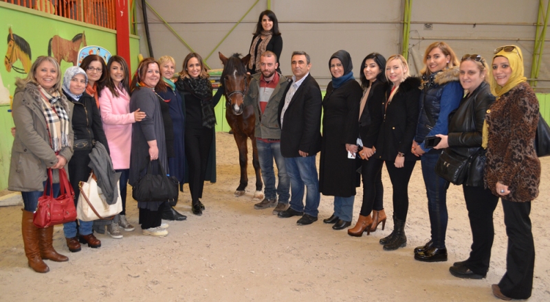 AK kadınlardan yuvadaki çocuklara karne hediyesi