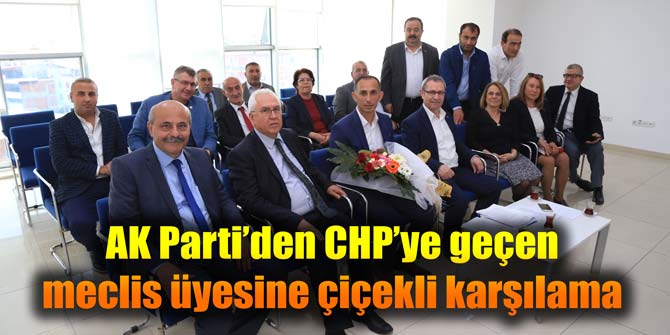 AK Parti'den CHP'ye geçen meclis üyesine çiçekli karşılama