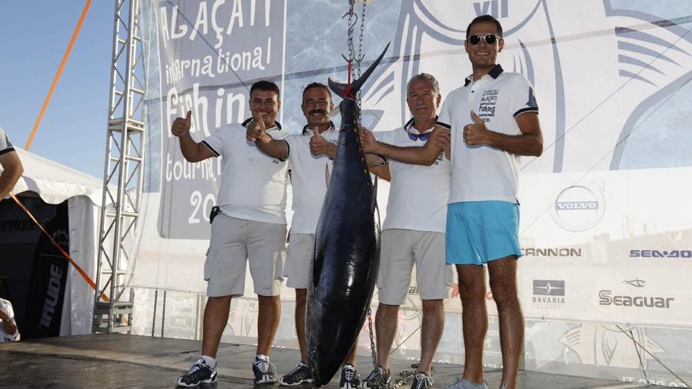 Alaçatı’da Son 10 Yılın En Büyük Balığını Yakaladılar