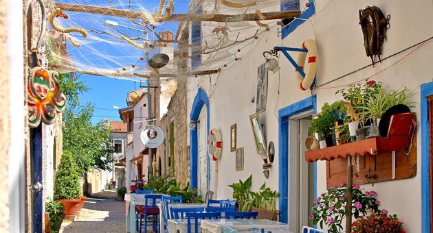 Alaçatı otelleri yeni sahiplerini bekliyor