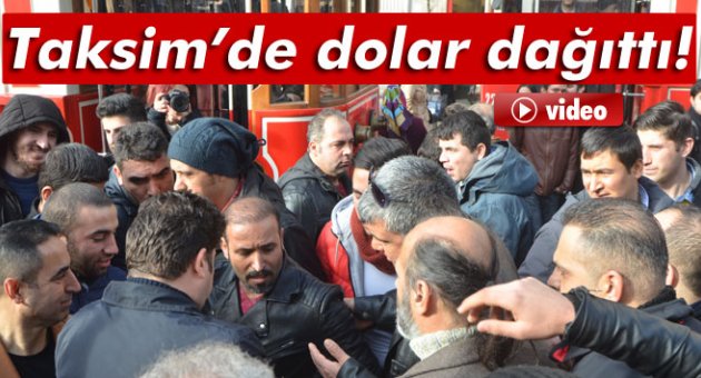 Albüm çıkaran şarkıcı Taksim&#039;de dolar dağıttı
