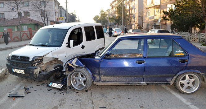 Ambulansa yol vermek isterken kaza yaptı