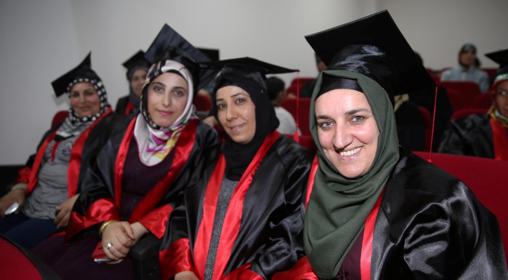 Anneler diplomaları kep atarak kutladı