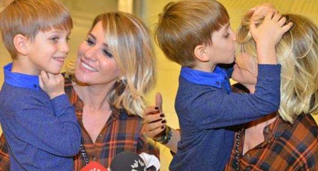 Annesini öpmelere doymadı