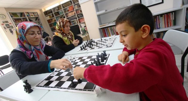 Anne ve çocukları satranç kursunda!