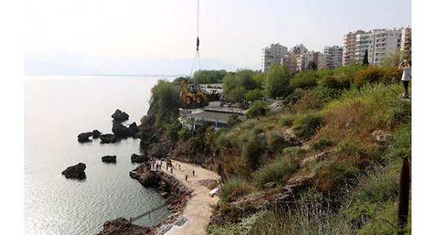 Antalya'da falezlere kurulan plaja yıkım