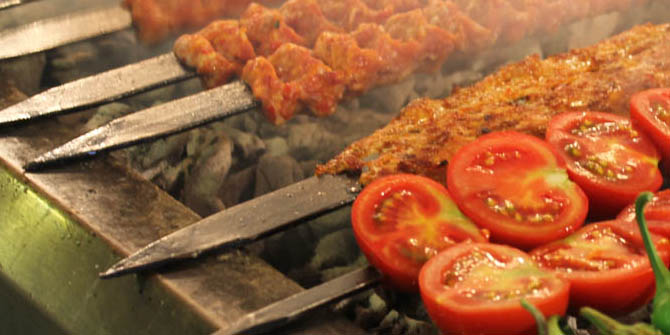 Aşırı Sağcılar Kebabı Yasaklamaya Çalışıyor!