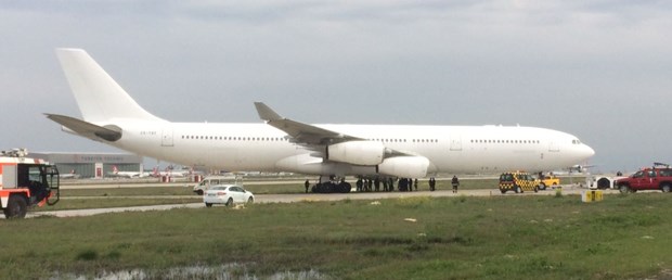 Atatürk Havalimanı'nda korku dolu anlar... Uçak toprak alana çıktı